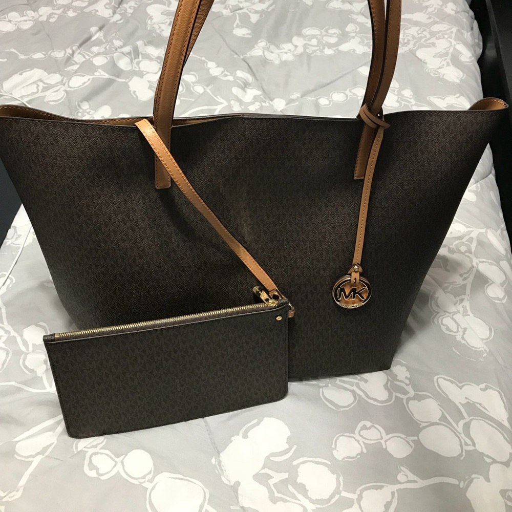 Michael Kors Signature Tote with wallet